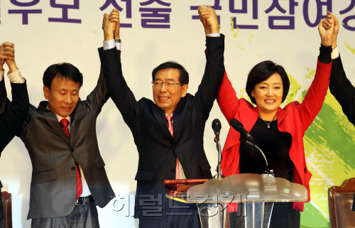 3일 오후 서울 장충체육관에서 서울시장 야권 단일후보 선출 국민참여경선에서 민주당 박영선 후보를 누르고 단일후보가 된 시민사회 박원순 후보가 환호를 하고 있다.<br />이상섭 기자. babtong@heraldm.com 2011.10.03\r\n3일 오후 서울 장충체육관에서 서울시장 야권 단일후보 선출 국민참여경선에서 민주당 박영선 후보를 누르고 단일후보가 된 시민사회 박원순 후보가 환호를 하고 있다.\n이상섭 기자. babtong@heraldm.com 2011.10.03