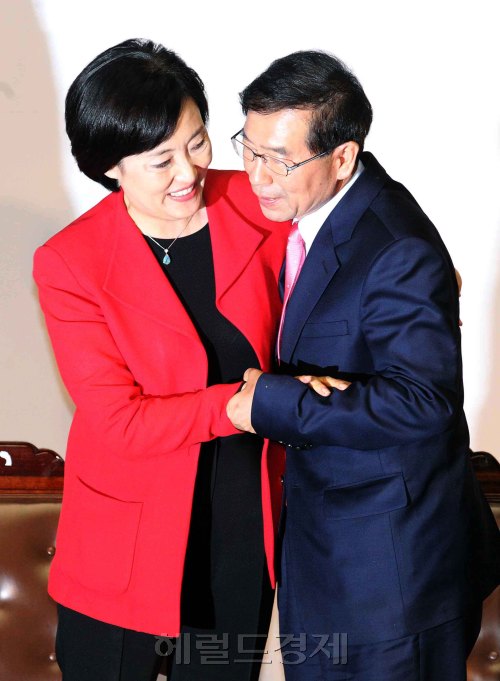 3일 오후 서울 장충체육관에서 서울시장 야권 단일후보 선출 국민참여경선에서 민주당 박영선 후보를 누르고 단일후보가 된 시민사회 박원순 후보가 박영선후보에게 축하인사를 받고 있다.<br />이상섭 기자. babtong@heraldm.com 2011.10.03\r\n3일 오후 서울 장충체육관에서 서울시장 야권 단일후보 선출 국민참여경선에서 민주당 박영선 후보를 누르고 단일후보가 된 시민사회 박원순 후보가 박영선후보에게 축하인사를 받고 있다.\n이상섭 기자. babtong@heraldm.com 2011.10.03