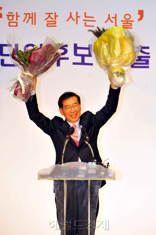3일 오후 서울 장충체육관에서 서울시장 야권 단일후보 선출 국민참여경선에서 민주당 박영선 후보를 누르고 단일후보가 된 시민사회 박원순 후보가 환호를 하고 있다.<br />이상섭 기자. babtong@heraldm.com 2011.10.03\r\n3일 오후 서울 장충체육관에서 서울시장 야권 단일후보 선출 국민참여경선에서 민주당 박영선 후보를 누르고 단일후보가 된 시민사회 박원순 후보가 환호를 하고 있다.\r\n이상섭 기자. babtong@heraldm.com 2011.10.03