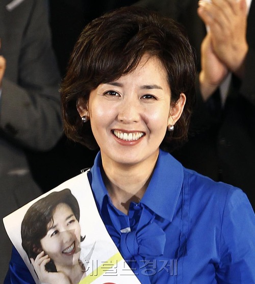 <YONHAP PHOTO-1942> 밝게웃는 나경원 신임 최고위원<br />    (서울=연합뉴스) 김현태 기자 = 14일 잠실실내체육관에서 열린 한나라당 전당대회에서 나경원 신임 최고위원이 밝게 웃고 있다. 2010.7.14<br />mtkht@yna.co.kr/2010-07-14 18:29:36/<br /><저작권자 ⓒ 1980-2010 ㈜연합뉴스. 무단 전재 재배포 금지.>\r\n<YONHAP PHOTO-1942> 밝게웃는 나경원 신임 최고위원\r\n    (서울=연합뉴스) 김현태 기자 = 14일 잠실실내체육관에서 열린 한나라당 전당대회에서 나경원 신임 최고위원이 밝게 웃고 있다. 2010.7.14\r\nmtkht@yna.co.kr/2010-07-14 18:29:36/\r\n<저작권자 ⓒ 1980-2010 ㈜연합뉴스. 무단 전재 재배포 금지.>\r\n<YONHAP PHOTO-1942> 밝게웃는 나경원 신임 최고위원\r\n    (서울=연합뉴스) 김현태 기자 = 14일 잠실실내체육관에서 열린 한나라당 전당대회에서 나경원 신임 최고위원이 밝게 웃고 있다. 2010.7.14\r\nmtkht@yna.co.kr/2010-07-14 18:29:36/\r\n<저작권자 ⓒ 1980-2010 ㈜연합뉴스. 무단 전재 재배포 금지.>