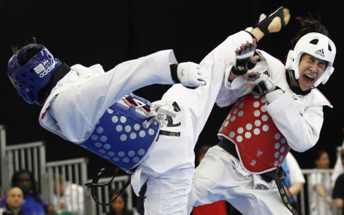 <YONHAP PHOTO-0972> Lebanon's Andrea Paoli, right, reels away from a kick on her way to an 11-10 win over Taipei's Jo-Wei Lin during the British Open Taekwondo Championships, at the Manchester Regional Arena, Manchester, England, Saturday Oct. 1, 2011. (AP Photo/Jon Super)/2011-10-01 21:24:46/ <저작권자 ⓒ 1980-2011 ㈜연합뉴스. 무단 전재 재배포 금지.>\r\nLebanon’s Andrea Paoli (right) and Taipei’s Jo-Wei Lin compete during the British Open Taekwondo Championships last weekend.  AP-Yonhap News