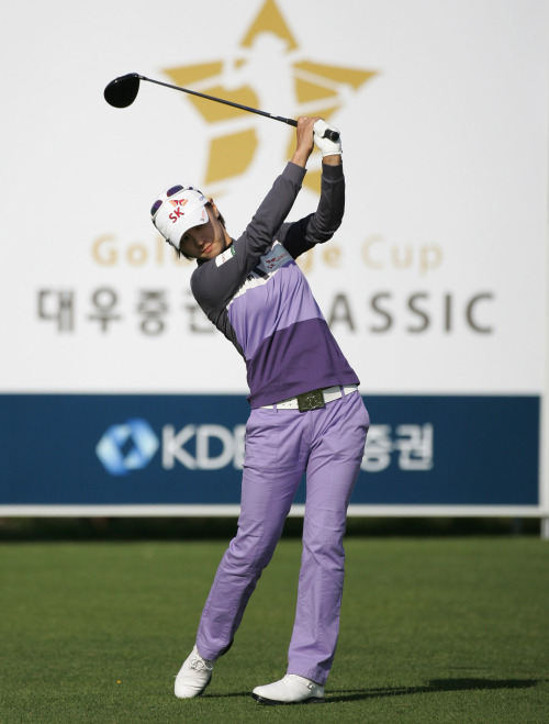 <YONHAP PHOTO-0981> 티샷 날리는 최나연 (서울=연합뉴스) 1일 용인 지산CC에서 열린 골든에이지컵 대우증권 클래식 2라운드에서 최나연이 18번홀 티샷을 날리고 있다. 2011.10.1 << KLPGA >> photo@yna.co.kr/2011-10-01 21:26:22/ <저작권자 ⓒ 1980-2011 ㈜연합뉴스. 무단 전재 재배포 금지.>\r\nChoi Na-yeon   Yonhap News