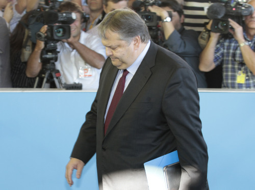 <YONHAP PHOTO-0595> Greek Finance Minister Evangelos Venizelos walks in the Eurogroup ministers meeting in Luxembourg, Monday Oct. 3, 2011. The eurozone's financial chiefs faced tough decisions over how to deal with Greece's debt crisis on Monday after Athens' admission that its deficit will be higher than promised sent markets tumbling. (AP Photo/Yves Logghe)/2011-10-04 07:06:01/ <저작권자 ⓒ 1980-2011 ㈜연합뉴스. 무단 전재 재배포 금지.>\r\nGreek Finance Minister Evangelos Venizelos walks in the Eurogroup ministers meeting in Luxembourg on Monday.  AP-Yonhap News