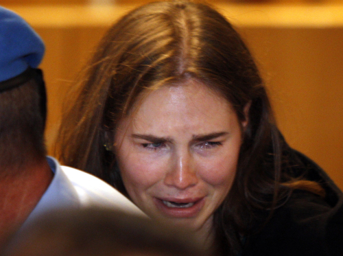 <YONHAP PHOTO-0451> Amanda Knox breaks in tears after hearing the verdict that overturns her conviction and acquits her of murdering her British roommate Meredith Kercher, at the Perugia court, central Italy, Monday, Oct. 3, 2011. Italian appeals court threw out Amanda Knox's murder conviction Monday and ordered the young American freed after nearly four years in prison for the death of her British roommate Knox collapsed in tears after the verdict overturning her 2009 conviction was read out. Her co-defendant, Italian Raffaele Sollecito, also was cleared of killing 21-year-old Meredith Kercher in 2007. (AP Photo/Pier Paolo Cito)/2011-10-04 05:39:13/ <저작권자 ⓒ 1980-2011 ㈜연합뉴스. 무단 전재 재배포 금지.>\r\nAmanda Knox. AP-Yonhap News\r\nAmanda Knox. AP-Yonhap News