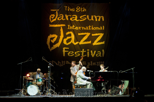 Freddy Cole Quartet, with Freddy Cole on vocals and piano, performs at the Jarasum International Jazz Festival on Monday evening. Jarasum International Jazz Festival\r\nFreddy Cole Quartet, with Freddy Cole on vocals and piano, performs at the Jarasum International Jazz Festival on Monday evening. Jarasum International Jazz Festival\r\nFreddy Cole Quartet, with Freddy Cole on vocals and piano, performs at the Jarasum International Jazz Festival on Monday evening. Jarasum International Jazz Festival