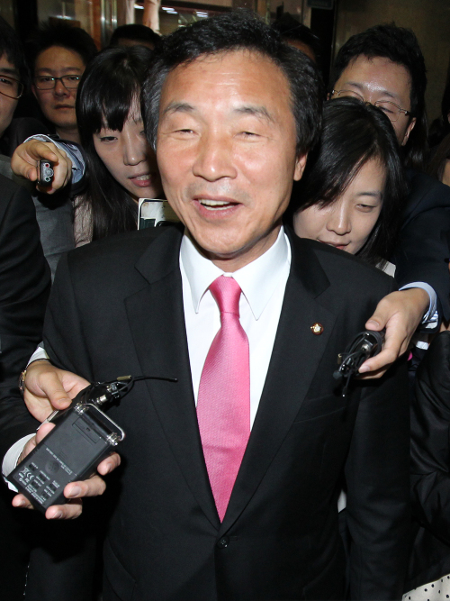 <YONHAP PHOTO-0976> 손학규 "야권통합 경선은 모두의 승리" (서울=연합뉴스) 서명곤 기자 = 민주당 손학규 대표가 4일 오전 국회에서 열린 민주당 최고위원회의에 앞서 야권 통합경선에서 민주당 후보인 박영선 의원이 패한 것과 관련한 취재진의 질문에 답하며 회의장으로 향하고 있다. 손학규 대표는 오전 한때 통합경선 패배의 책임을 지고 사퇴하는 방안을 검토했으나 주요 당직자들과 측근 의원들이 만류하면서 일단 보류한 것으로 전해졌다. 2011.10.4 seephoto@yna.co.kr/2011-10-04 12:49:24/ <저작권자 ⓒ 1980-2011 ㈜연합뉴스. 무단 전재 재배포 금지.>\r\nDemocratic Party chairman Sohn Hak-kyu.   Yonhap News