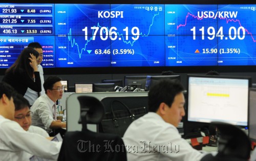 여의도 대우증권<br />김명섭 기자 msiron@....\r\nAn electronic board installed at Daewoo Securities’ branch in Yeouido shows shares tumbled 3.59 percent and local currency fell to 1,194 won against the dollar on Tuesday.    Kim Myung-sub/The Korea Herald
