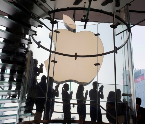 Apple Inc. employees clap their hands to welcome customers at the new Apple Inc. store in Hong Kong on Sept. 24. (Bloomberg)