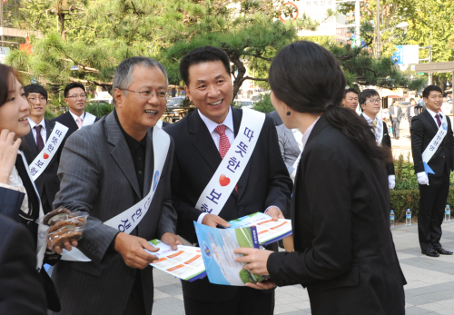 신한생명은 보험을 통해 어려움에 처한 고객들을 지원하고, 사회와 함께 성장을 이뤄나가기 위한 일환으로 ‘따뜻한 보험’을 선포하고, 가두캠페인을 전개했다고 5일 밝혔다. 지난 4일 권점주 신한생명 사장(우측)과 광고모델 송승환(좌측) 씨가 임직원들과 함께 서울 을지로입구에서 ‘따뜻한 보험’ 홍보를 위한 가두캠페인에 참가해 고객들에게 사랑의 쿠키를 나누어 주고 있다.