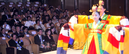 5일 오전 서울 삼성동 코엑스에서 외교통상부주최 재외동포재단 주관으로 제5회 한인의 날 기념식이 열려 참석자들이 전통공연을 보고 있다.<br />김명섭 기자 msiron@\r\n5일 오전 서울 삼성동 코엑스에서 외교통상부주최 재외동포재단 주관으로 제5회 한인의 날 기념식이 열려 참석자들이 전통공연을 보고 있다.\n김명섭 기자 msiron@\r\n5일 오전 서울 삼성동 코엑스에서 열린 외교통상부 주최, 재외동포재단 주관의 ‘제5회 세계한인의 날’ 기념식에서 참석자들이 전통공연을 감상하고 있다. 김명섭 기자/msiron@heraldm.com