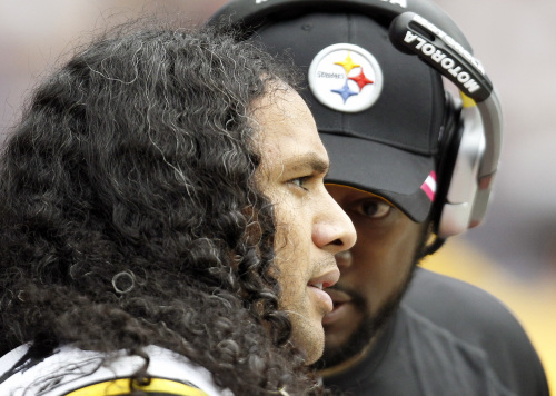 <YONHAP PHOTO-1154> Pittsburgh Steelers coach Mike Tomlin, right, talks to strong safety Troy Polamalu in the fourth quarter of an NFL football game against the Houston Texans on Sunday, Oct. 2, 2011, in Houston. (AP Photo/Eric Gay)/2011-10-03 18:41:48/ <저작권자 ⓒ 1980-2011 ㈜연합뉴스. 무단 전재 재배포 금지.>\r\nPittsburgh Steelers head coach Mike Tomlin (back) talks to safety Troy Polamalu in the fourth quarter on Sunday.  AP-Yonhap News
