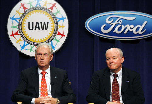 <YONHAP PHOTO-0016> John Fleming, Ford executive vice president, Global Manufacturing and Labor Affairs, left, and Marty Mulloy, Ford vice president, Labor Affairs field questions during a news conference regarding Ford Motor Company and the United Auto Workers union (UAW) reaching a tentative agreement on a new four-year labor contract at Ford World Headquarters Media Center in Dearborn, Mich. Tuesday, Oct. 4, 2011. (AP Photo/Gary Malerba)/2011-10-05 00:02:31/ <저작권자 ⓒ 1980-2011 ㈜연합뉴스. 무단 전재 재배포 금지.>\r\nJohn Fleming, Ford executive vice president, Global Manufacturing and Labor Affairs (left) and Marty Mulloy, Ford vice president, Labor Affairs field questions during a news conference regarding Ford Motor Company and the United Auto Workers union reaching a tentative agreement on a new four-year labor contract at Ford World Headquarters Media Center in Dearborn, Michigan. Tuesday.  \n AP-Yonhap News
