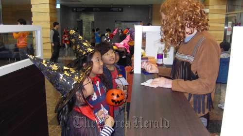 Students talk to a foreign English teacher during a Halloween experience program at Busan Global Village last year. Busan Global Village