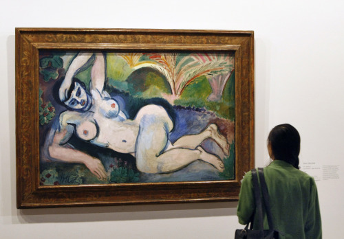 <YONHAP PHOTO-2398> A member of the media watches "Nu Bleu Souvenir de Biskra" a 1907 painting by Henri Matisse, on the eve of the opening of the exhibition: Matisse, Cezanne, Picasso, L'aventure des Stein, at the Grand Palais in Paris, Tuesday Oct. 4, 2011.(AP Photo/Remy de la Mauviniere)/2011-10-04 21:44:15/ <저작권자 ⓒ 1980-2011 ㈜연합뉴스. 무단 전재 재배포 금지.>\r\nA member of the media looks at “Nu Bleu Souvenir de Biskra” a 1907 painting by Henri Matisse, on the eve of the opening of the exhibition, “Matisse, Cezanne, Picasso, L’aventure des Stein,” at the Grand Palais in Paris on Tuesday.   AP-Yonhap News