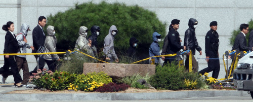 <YONHAP PHOTO-1026> 버스로 이동하는 탈북자들 (영종도=연합뉴스) 임헌정 기자 = 목선을 타고 한국으로 향하다 일본해역에서 표류한 탈북자들이 4일 영종도 인천국제공항을 통해 한국에 도착해 버스로 이동하고 있다. 이들은 신분 노출을 우려해 마스크와 선글라스로 중무장을 한 채 입국장에 나타났다. 2011.10.4 kane@yna.co.kr/2011-10-04 13:06:14/ <저작권자 ⓒ 1980-2011 ㈜연합뉴스. 무단 전재 재배포 금지.>\r\nNine North Korean defectors walk toward a bus after arriving at Incheon International Airport from Japan on Tuesday. They are wearing masks and sun glasses to protect their identities.   Yonhap News