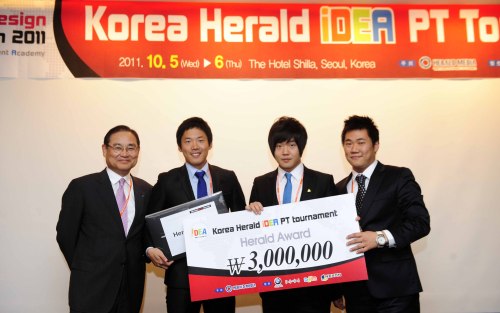 Herald Media Ceo Yoo Byung-chang (left) poses with members of the D.A.S. team from Yonsei University that won first prize in the Korea Herald iDeA pT Tournament at the Hotel Shilla in Seoul on \r\nwednesday.   (Park Hae-mook/The Korea Herald)