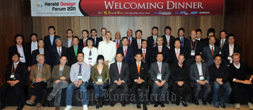 Herald Design Forum 2011 저녁만찬 기념촬영<br />박현구 기자 phko@
Prominent guests to iDEA Herald Design Forum pose after attending a welcoming dinner at Hotel Shilla on Wednesday.     Park Hyun-koo/The Korea Herald