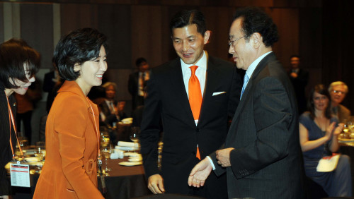 Rep. Na Kyung-won (left) and Rep. Hong Jung-wook (center) of the ruling Grand National Party, and SaKong Il, chairman of the Korea International Trade Association, talk at the VIP welcoming dinner. (Park Hyun-koo/The Korea Herald)