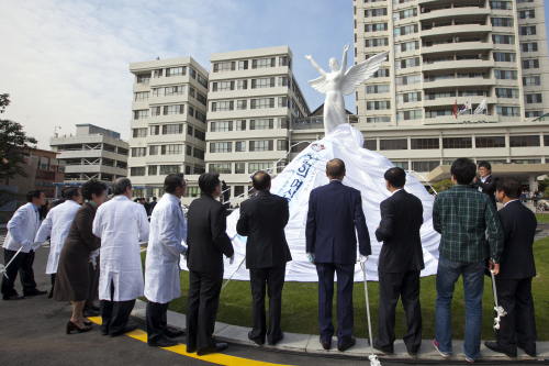 경희의료원은 지난 5일 의료원 정보행정동에서 ‘개원 40주년 기념식’을 개최하고 조인원 경희대 총장, 유명철 의무부총장 및 이덕형 국립장기이식관리센터장, 박희수 동대문구 부구청장, 홍보대사인 황인용 아나운서, 서혜경 교수 등 귀빈과 300여명의 교직원이 참석한 가운데 잔디광장 준공식 및 ‘건강의 여신상’ 제막식을 가졌다.