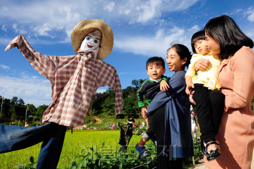 완연한 가을 날씨를 보이는 5일 오후 서울 강동구 둔촌동에 위치한 친환경 영농체험장을 찾은 어린이들이 허수아비를 보며 즐거워하고 있다. 박해묵 기자<br />mook@heraldm.como 2011.10.05\r\n완연한 가을 날씨를 보이는 5일 오후 서울 강동구 둔촌동에 위치한 친환경 영농체험장을 찾은 어린이들이 허수아비를 보며 즐거워하고 있다. 박해묵 기자\nmook@heraldm.como 2011.10.05\r\n완연한 가을날씨를 보이는 5일 오후 서울 강동구 둔촌동 친환경 영농체험장을 찾은 어린이들이 허수아비를 보며 즐거워하고 있다.  \n 박해묵 기자/mook@heraldm.com
