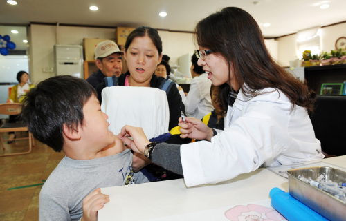 동대문구에서 저소득층과 어르신들을 대상으로 5일 실시한 무료 독감 예방접종에서 한 어린이가 주사를 맞기 싫어 피하고 있다. 동대문구는 만 65세 이상 어르신과 만성질환자, 장애 1~3급, 의료수급자, 국가유공자들을 대상으로 겨울철 인플루엔자(독감) 예방접종을 무료로 실시하고 있다. ［사진제공=동대문구청］