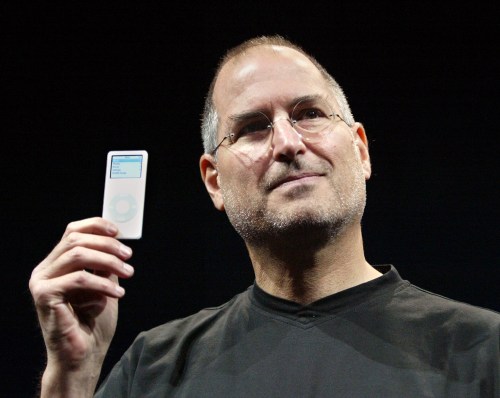 <YONHAP PHOTO-0540> Apple CEO Steve Jobs holds up the new iPod Nano after introducing it at an event in San Francisco, California in this September 7, 2005 file photo. Apple Inc co-founder and former CEO Steve Jobs, counted among the greatest American CEOs of his generation, died on October 5, 2011 at the age of 56, after a years-long and highly public battle with cancer and other health issues. REUTERS/Lou Dematteis (UNITED STATES - Tags: OBITUARY BUSINESS SCIENCE TECHNOLOGY)/2011-10-06 09:55:01/ <저작권자 ⓒ 1980-2011 ㈜연합뉴스. 무단 전재 재배포 금지.>