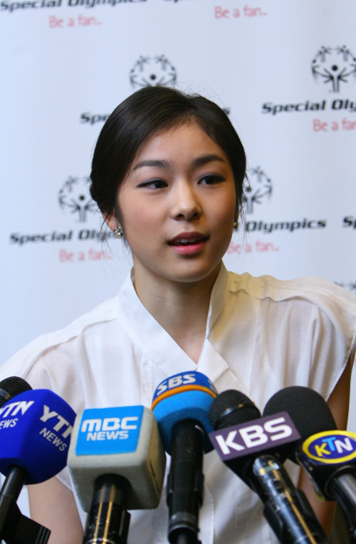 <YONHAP PHOTO-0857> LA에서 기자회견하는 김연아 (로스앤젤레스=연합뉴스) 권 훈 특파원= 김연아(21.고려대)가 14일 (현지시간) 미국 로스앤젤레스 스테이플센터에서 열린 2015년 LA 스페셜올림픽 개최 발표식에 참석한 뒤 한국 언론과 회견을 하고 있다. 2011.9.15 khoon@yna.co.kr/2011-09-15 09:03:52/ <저작권자 ⓒ 1980-2011 ㈜연합뉴스. 무단 전재 재배포 금지.>\r\nKim Yu-na
