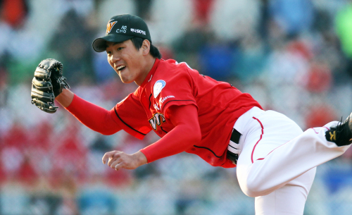 <YONHAP PHOTO-1026> SK 선발 김광현 (대구=연합뉴스) 이재혁 기자 = 3일 대구시민운동장에서 열린 프로야구 SK 와이번스-삼성 라이온스전에서 SK 선발투수 김광현이 힘차게 공을 던지고 있다. 2011.10.3 yij@yna.co.kr/2011-10-03 17:40:31/ <저작권자 ⓒ 1980-2011 ㈜연합뉴스. 무단 전재 재배포 금지.>\r\nWyverns ace Kim Kwang-hyun is expected to be back at full strength. Yonhap News
