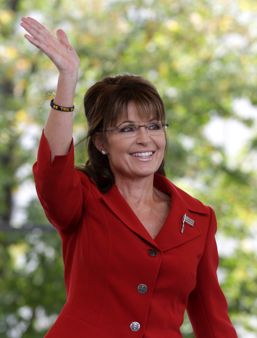 <YONHAP PHOTO-0739> FILE - In this Sept. 5, 2011 file photo, former Republican vice presidential candidate and Alaska Gov. Sarah Palin waves to supporters before addressing a Tea Partly Express Rally in Manchester, N.H. A documentary about Palin "Sarah Palin _ You Betcha!" will be shown at the Toronto Film Festival. (AP Photo/Stephan Savoia, file)/2011-09-07 10:46:02/ <저작권자 ⓒ 1980-2011 ㈜연합뉴스. 무단 전재 재배포 금지.>\r\nFormer Alaska Gov. Sarah Palin.  AP-Yonhap News