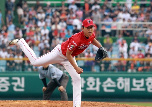 <YONHAP PHOTO-1483> 역투하는 윤석민 (대전=연합뉴스) 양영석 기자 = 13일 대전 한밭야구장에서열린 프로야구 KIA와 한화의 경기. KIA 선발투수 윤석민이 역투하고 있다.2011.9.13 youngs@yna.co.kr/2011-09-13 18:22:56/ <저작권자 ⓒ 1980-2011 ㈜연합뉴스. 무단 전재 재배포 금지.>\r\nTigers starter Yoon Suk-min won the pitching triple crown this season. Yonhap News