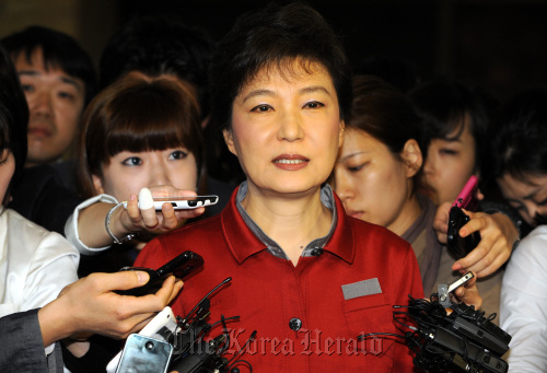 박근혜 전 한나라당 대표가  6일 오전 국회 본관에 들어서며 서울시장 보궐선거 지원 등 현안에 대한기자들의 질문에 자신의 입장을 밝히고 있다.양동출dcyang@heraldm.com/111006/\r\nRep. Park Geun-hye, former chairwoman of the ruling Grand National Party, tells reporters on Thursday that she will help the party campaign in the upcoming by-election.   Yang Dong-chul/The Korea Herald