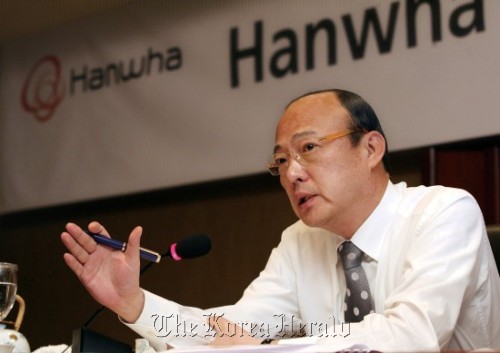 Hanwha Group chairman Kim Seung-youn talks to CEOs of the conglomerate’s affiliates.  Hanwha Group