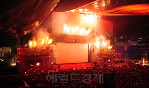 제16회를 맞이하는 부산국제영화제(BIFF)가 6일 오후 부산 해운대 영화의전당에서 화려한 개막식을 가지고 있다. 부산=박해묵 기자/mook@heraldm.com\r\n제16회를 맞이하는 부산국제영화제(BIFF)가 6일 오후 부산 해운대 영화의전당에서 화려한 개막식을 가지고 있다. 부산=박해묵 기자/mook@heraldm.com