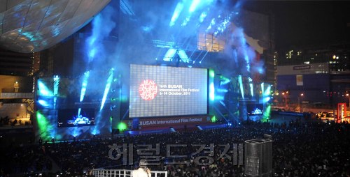 제16회를 맞이하는 부산국제영화제(BIFF)가 6일 오후 부산 해운대 영화의전당에서 화려한 개막식을 가지고 있다. 부산=박해묵 기자/mook@heraldm.com\r\n제16회를 맞이하는 부산국제영화제(BIFF)가 6일 오후 부산 해운대 영화의전당에서 화려한 개막식을 가지고 있다. 부산=박해묵 기자/mook@heraldm.com