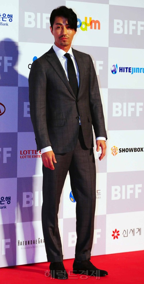 배우 차승원이 6일 오후 부산 해운대 영화의전당에서 열린 제16회 부산국제영화제 개막식에서 포즈를 취하고 있다. 부산=박해묵 기자/mook@heraldm.com\r\n배우 차승원이 6일 오후 부산 해운대 영화의전당에서 열린 제16회 부산국제영화제 개막식에서 포즈를 취하고 있다. 부산=박해묵 기자/mook@heraldm.com