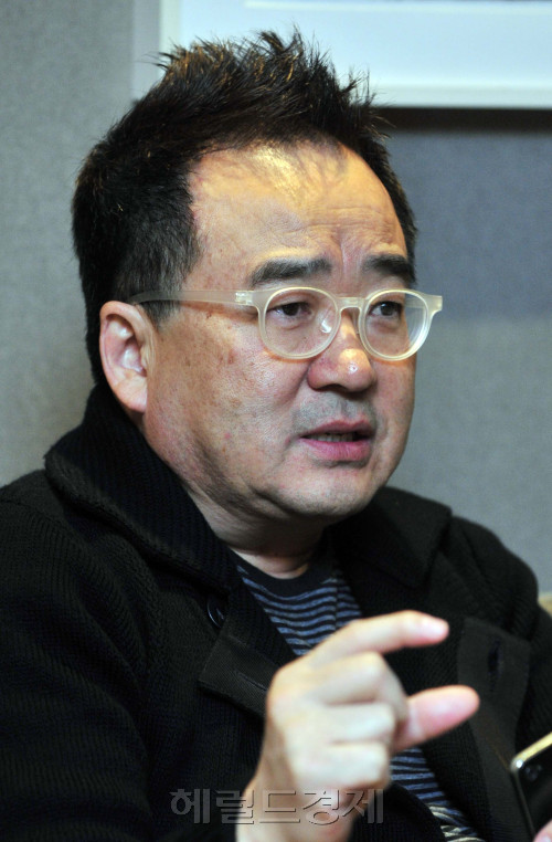 6일 오전 서울 장충동 신라호텔에서  열린 제1회 iDEA 헤럴드디자인포럼 세션3에서 심재명 명필름 대표가 토론 발표를 하고 있다.<br />김명섭 기자 msiron@