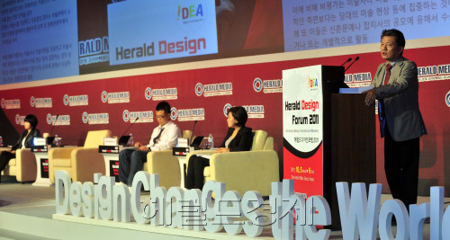 6일 오전 서울 장충동 신라호텔에서  열린 제1회 iDEA 헤럴드디자인포럼 세션3에서 정준모 2011청주국제공예비안날레 총감독이 발제를 하고 있다.<br />김명섭 기자 msiron@\r\n마리킴 팝아티스트(왼쪽부터), 최상현 캐릭터 디자이너, 심재명 명필름 대표등 문화계 다양한 아이콘들이 격돌한 3세션에서 참석자들은 ‘문화는 디자인으로 통한다’는 결론을 도출해냈다. 정준모 큐레이터가 세션 주제발표를 하고 있다. 김명섭 기자/msiron@heraldm.com
