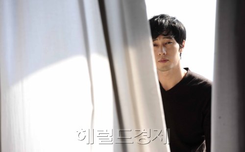 영화배우 소지섭이 7일 오후 부산 해운대 파라다이스호텔에서 영화 '오직 그대만' 기자간담회를 가지고 있다. 박해묵 기자/mook@heraldm.com\r\n영화배우 소지섭이 7일 오후 부산 해운대 파라다이스호텔에서 영화 '오직 그대만' 기자간담회를 가지고 있다. 박해묵 기자/mook@heraldm.com