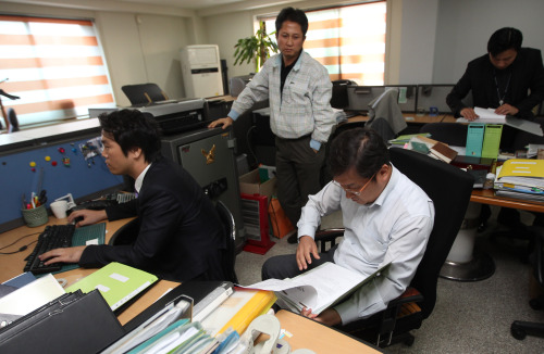 <YONHAP PHOTO-1634> 검찰, 이국철 회장 압수수색 (서울=연합뉴스) 한상균 기자 = 검찰이 7일 이국철 SLS그룹 회장의 신사동 사무실을 압수수색 하고 있다. 검찰은 신재민 전 문화체육관광부 차관이 사용했다는 SLS그룹 법인카드 내역서를 비롯해 이 회장이 신 전 차관에게 10억원대의 현금, 법인카드 등을 제공했다는 주장을 뒷받침할 만한 자료를 수집하고 있는 것으로 알려졌다. 2011.10.7 xyz@yna.co.kr/2011-10-07 13:42:59/ <저작권자 ⓒ 1980-2011 ㈜연합뉴스. 무단 전재 재배포 금지.>\r\nInvestigators search SLS Group chairman Lee Kuk-chul’s office in southern Seoul on Friday for materials to prove his claims that he bribed ex-culture minister Shin Jae-min.  Yonhap News