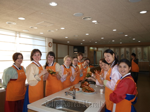 A group of Russian bloggers learn how to make Kimchi during their visit to Seoul last week.  Seoul Metropolitan Government