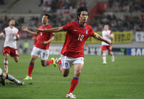 <YONHAP PHOTO-2686> 박주영 역전골! (서울=연합뉴스) 김주성 기자 = 7일 오후 상암동 월드컵경기장에서 열린 축구 국가대표팀 평가전 한국 대 폴란드 경기에서 박주영이 역전골을 성공시킨 두 팔을 벌린 채 환호하고 있다. 2011.10.7 utzza@yna.co.kr/2011-10-07 21:34:22/ <저작권자 ⓒ 1980-2011 ㈜연합뉴스. 무단 전재 재배포 금지.>\r\nKorea captain Park Chu-young scored both goals against Poland.  Yonhap News