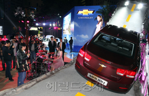 한국GM은 8일 쉐보레 '말리부' 출시를 기념해 서울 강남역 M스테이지에서 일반인을 대상으로 이색 신차발표회를 가졌다. 이날 행사는 '말리부 파라다이스'라는 주제로 이날 오후 6시부터 약 2시간 동안 열렸으며,  가수 정엽과 김진표의 미니 콘서트를 마련해 시민들에 큰 호응을 받았다. <br />정희조 기자 choche@heraldm.com 2011.10.08\r\n한국GM은 8일 쉐보레 '말리부' 출시를 기념해 서울 강남역 M스테이지에서 일반인을 대상으로 이색 신차발표회를 가졌다. 이날 행사는 '말리부 파라다이스'라는 주제로 이날 오후 6시부터 약 2시간 동안 열렸으며,  가수 정엽과 김진표의 미니 콘서트를 마련해 시민들에 큰 호응을 받았다. \n정희조 기자 choche@heraldm.com 2011.10.08