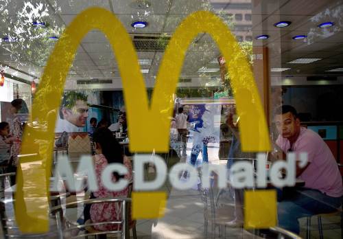 <YONHAP PHOTO-0764> TO GO WITH Lifestyle-India-health-obesity-food,FEATURE by Adam Plowright People eat at an Indian McDonalds fast food outlet in New Delhi on October 4, 2011. Every lunch time at a McDonald's on the corner of one of central New Delhi's biggest streets, queues of hungry young patrons, often four-wide and unruly, snake towards the counters. The majority of those standing in line are under 30, most are in Western rather than Indian dress, and almost all in their choice of conversation and style are identifiably part of the much-fabled booming Indian middle class. But the increasing consumption of processed food that is high in fat and sugar is causing worries that India is importing the Western disease of obesity, creating a ticking public health bomb that the country can ill-afford. AFP PHOTO/ MANAN VATSYAYANA /2011-10-09 13:07:27/ <저작권자 ⓒ 1980-2011 ㈜연합뉴스. 무단 전재 재배포 금지.>\r\nPeople eat at a McDonald’s restaurant in New Delhi on Tuesday.     AFP-Yonhap News