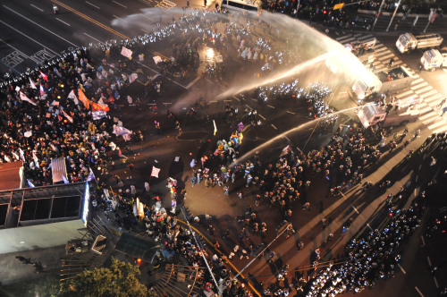 <YONHAP PHOTO-0561> 희망버스에 경찰 물대포 (부산=연합뉴스) 8일 오후 부산 중구 롯데백화점 광복점 앞 도로에 있던 5차 희망버스 참가자를 향해 경찰이 물대포를 쏘고 있다. 물대포를 맞은 희망버스 참가자들은 롯데백화점 맞은 편인 광복동 쪽으로 밀려났다. 경찰은 수차례 해산작전을 벌여 모두 59명을 연행했다. 2011.10.9 wink@yna.co.kr/2011-10-09 11:02:42/ <저작권자 ⓒ 1980-2011 ㈜연합뉴스. 무단 전재 재배포 금지.>\r\nPolice fire water cannons at demonstrators occupying a main road in downtown Busan on Saturday in protest of layoffs at Hanjin Heavy Industries and Construction Co.   Yonhap News