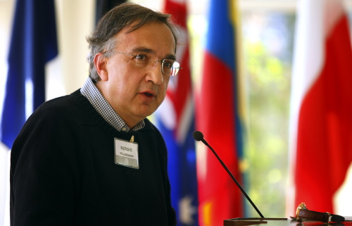 <YONHAP PHOTO-0369> Sergio Marchionne, chief executive of Fiat S.p.A., discusses the future of the global manufacturing sector at the annual Spruce Meadows Roundtable in Calgary, Alta., Friday, Sept. 9, 2011. (AP Photo/The Canadian Press, Jeff McIntosh)/2011-09-10 02:09:13/ <저작권자 ⓒ 1980-2011 ㈜연합뉴스. 무단 전재 재배포 금지.>\r\nSergio Marchionne, CEO of Chrysler and Italian automaker Fiat SpA. AP-Yonhap News