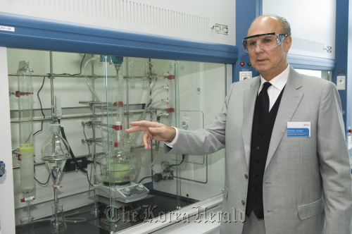 Merck Korea President Juergen Koenig talks to guests during a ceremony marking the opening of the company’s new OLED Application Development Laboratory in Poseung on Oct. 5.  Merck Korea