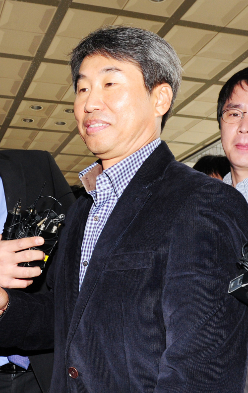 Former Vice Culture Minister Shin Jae-min talks to reporters as he enters the Seoul Central Prosecutors’ Office, Sunday. \r\n  (Park Hyun-koo/The Korea Herald)