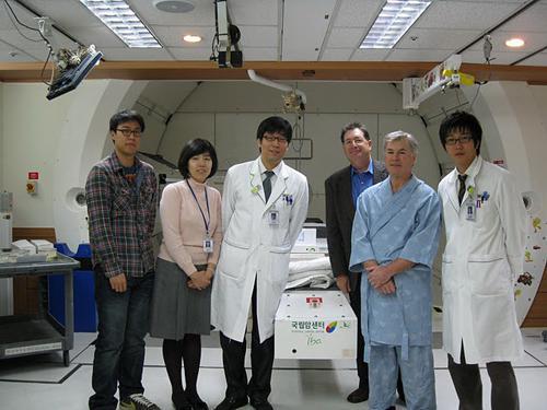 Douglas Henry (second from right), Proton Korea’s first patient, who beat cancer.    (Yonhap News)