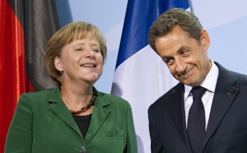 German Chancellor Angela Merkel and French President Nicolas Sarkozy share a smile as they give a statement Sunday at the Chancellery in Berlin following a key summit on steps to combat debt turbulence in the Eurozone. The leaders of Europe's two biggest economies are expected in particular to try to hammer out details of a plan to recapitalise Europe's banks amid fears of a crippling credit crunch. (AFP-Yonhap News)