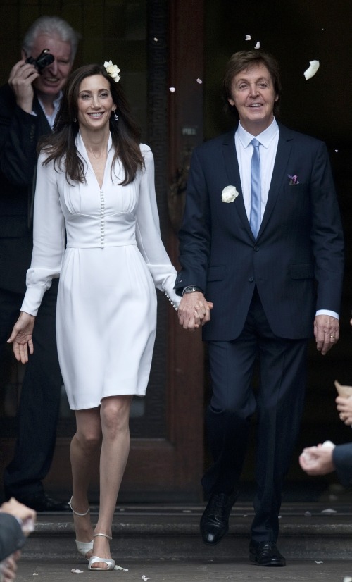 <YONHAP PHOTO-0707> Singer Paul McCartney and his bride Nancy Shevell leave after their marriage ceremony at Old Marylebone Town Hall in London October 9, 2011. Former Beatle Paul McCartney wed for the third time on Sunday when he and New York heiress Nancy Shevell were married in a civil ceremony in London. REUTERS/Kieran Doherty (BRITAIN - Tags: ENTERTAINMENT)/2011-10-10 07:16:11/ <저작권자 ⓒ 1980-2011 ㈜연합뉴스. 무단 전재 재배포 금지.>\r\n<YONHAP PHOTO-0707> Singer Paul McCartney and his bride Nancy Shevell leave after their marriage ceremony at Old Marylebone Town Hall in London October 9, 2011. Former Beatle Paul McCartney wed for the third time on Sunday when he and New York heiress Nancy Shevell were married in a civil ceremony in London. REUTERS/Kieran Doherty (BRITAIN - Tags: ENTERTAINMENT)/2011-10-10 07:16:11/ <저작권자 ⓒ 1980-2011 ㈜연합뉴스. 무단 전재 재배포 금지.>